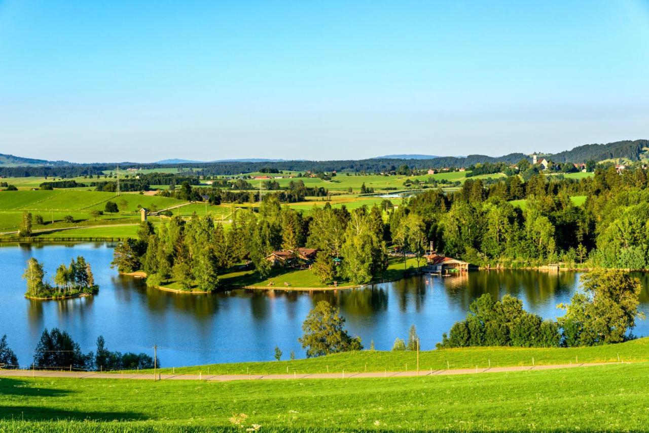 Direkt Am See Mit Bergblick Seeg Dış mekan fotoğraf